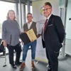 Überreichung der Silbernen Ehrennadel an Zeno Ablass
v.l. Vizepräsidentin Maren Foryta, Präsidiumsmitglied Zeno Ablass, Präsident Michael Seubert